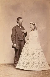 Portrait de studio de mariés debout